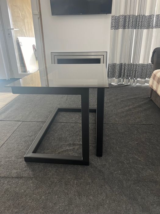 Vând mese metalice cu blat de sticlă
