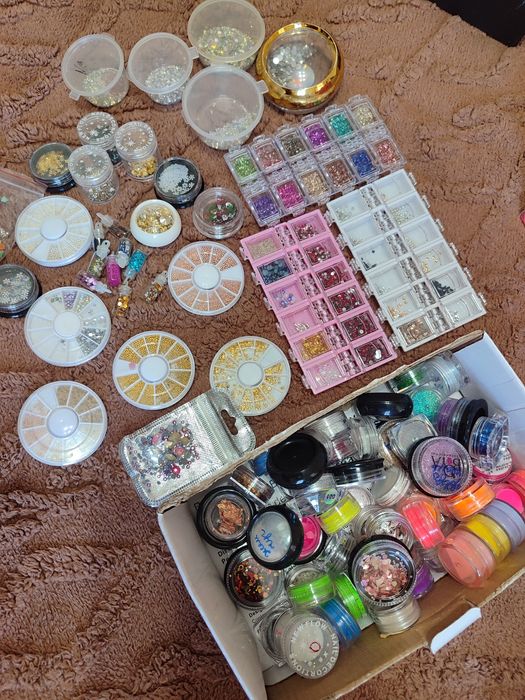 Стразы, втирки, пигменты