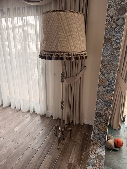 Lampa de podea retro cu abajur tesut