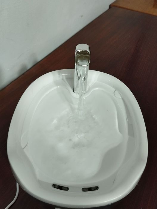 Поилка для кошек.
