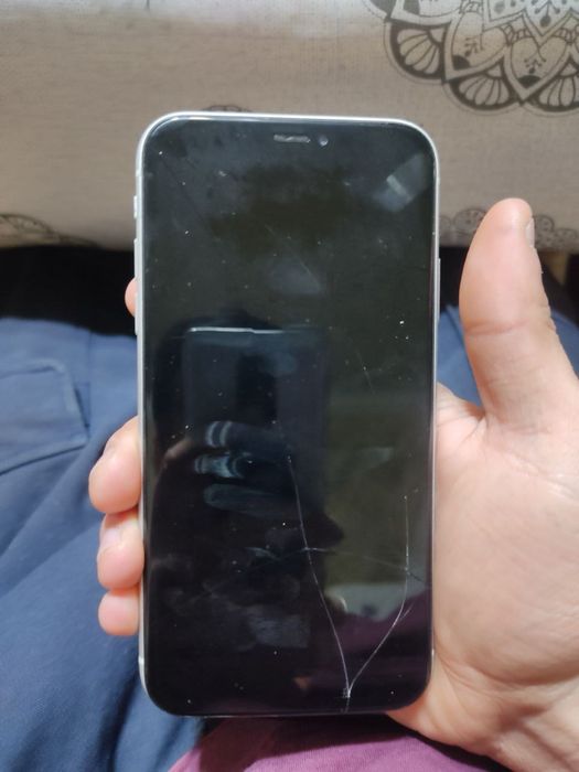 iphone xr 64gb 77% batareka radnoy