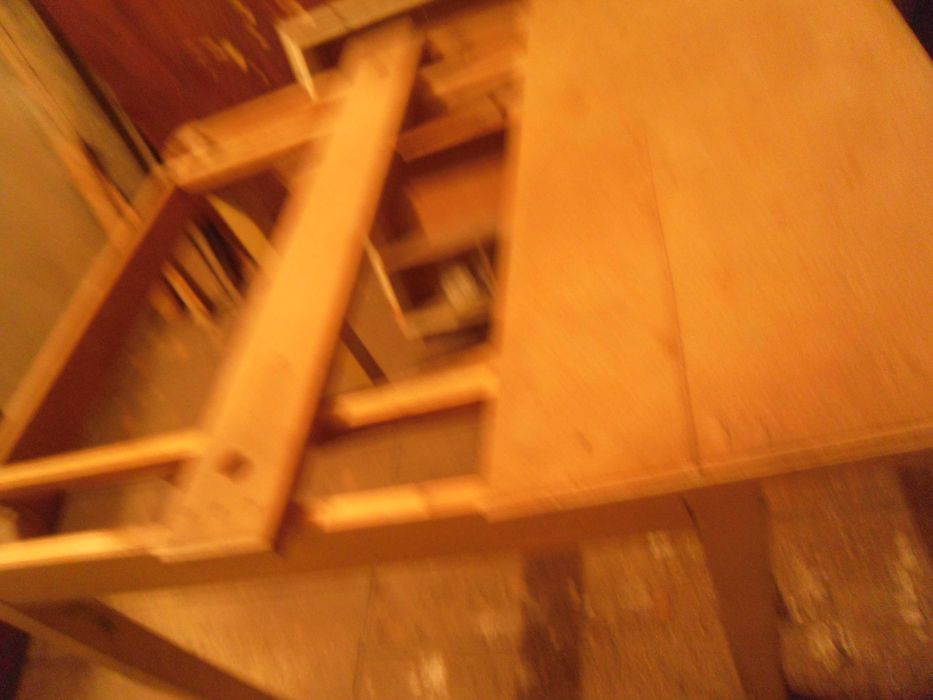 Дървена разтегателна маса  и шкафче за обувки