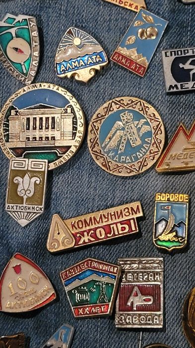 Продам значки тематические