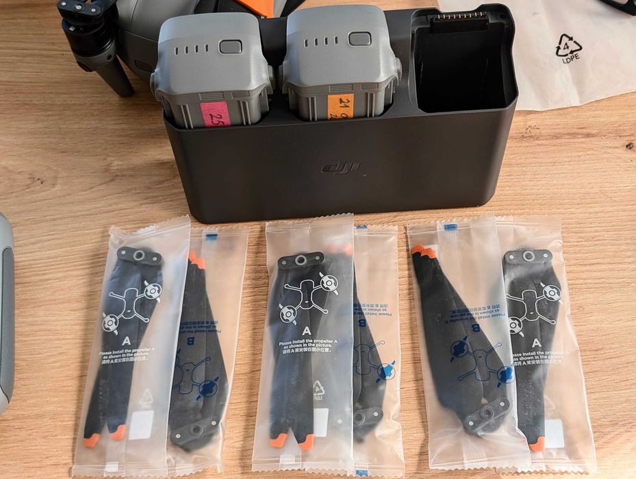 Dronă DJI Air 3, pachet Fly More Combo + Accesorii