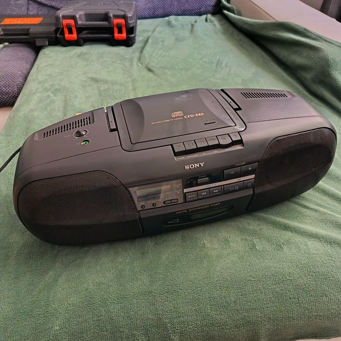 Radio casetofon cu CD SONY Model CFD - 340