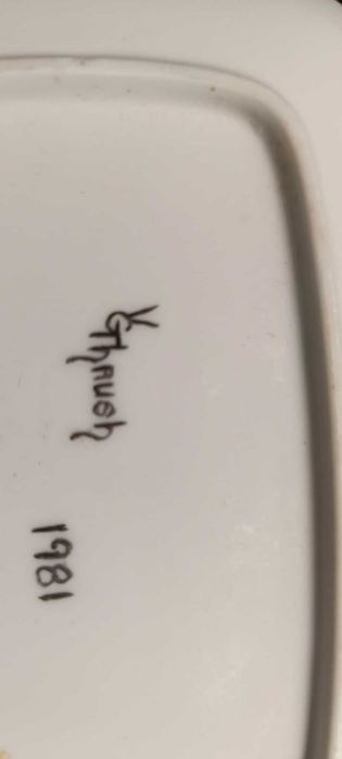 Колекция от ръчно рисувани с позлатени краища чинии