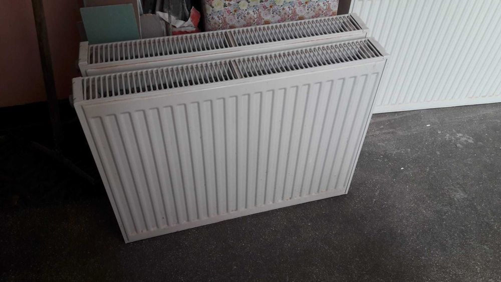 Vand 2 radiatoare: 60/80 cm si un calorifer 60/140 cm, folosite 2 ani
