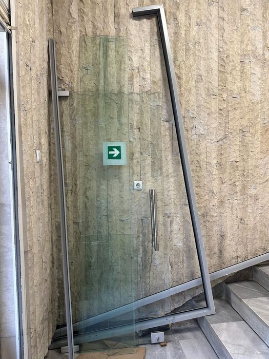 Стъклена врата за офис