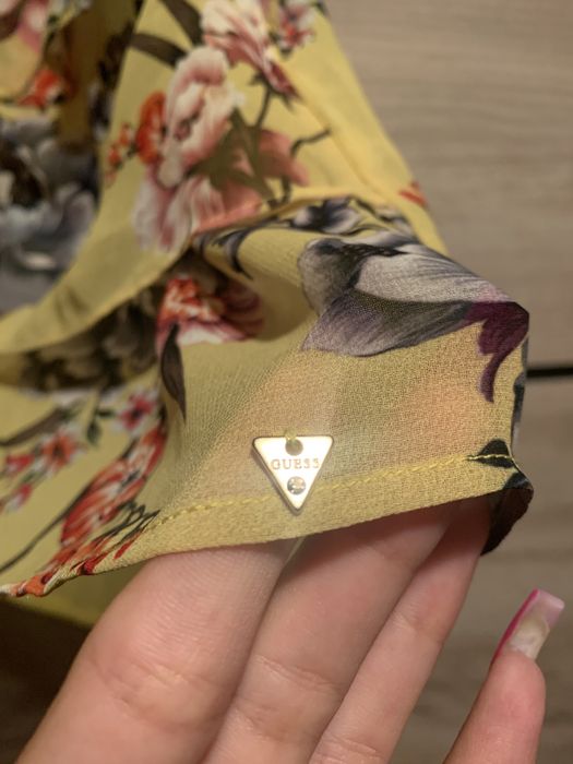 Maiou Guess,in conditii foarte bune,purtat de cateva ori ,fara defect