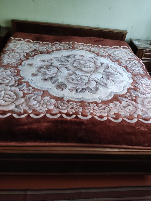 Продам плед на двухспальную кровать в отличном состоянии