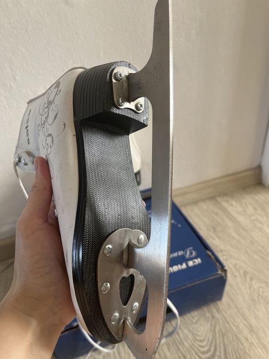 Продам коньки