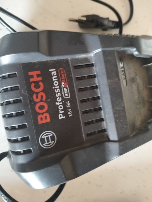 Încărcător Bosch 8A nou