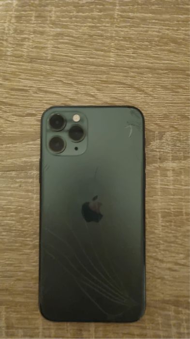 Iphone 11 pro este in stare buna