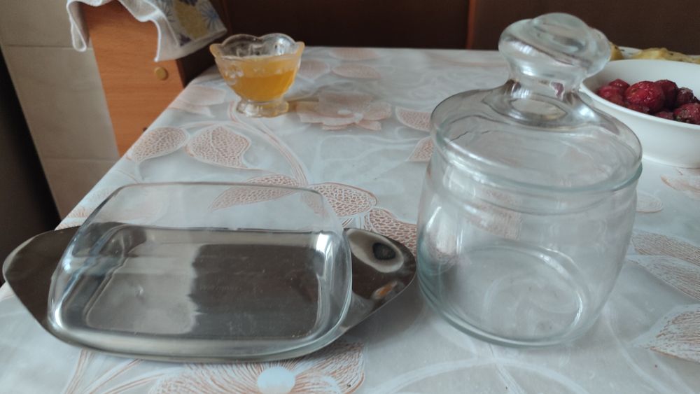 Продается сахарница . И маслёнка