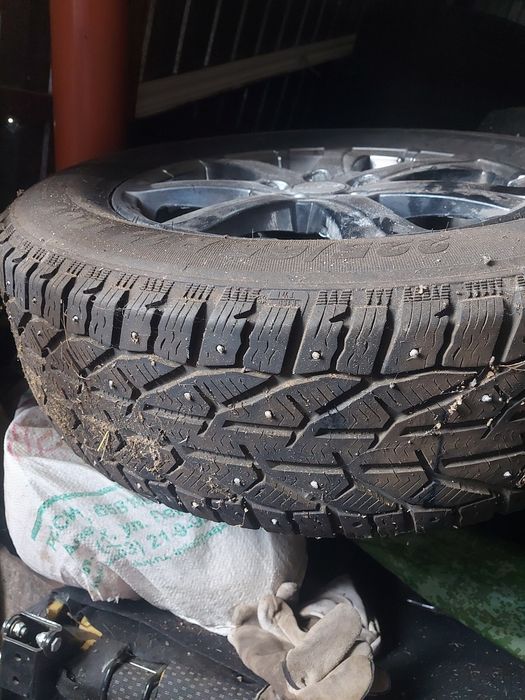 Продам резину шипованную с дисками