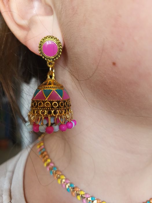 Cercei și colier la baza gatului