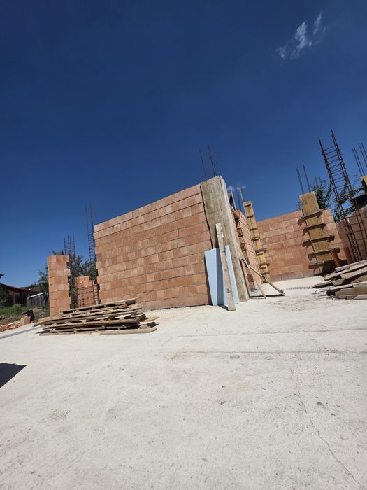 Lucrari cu excavator ,constructii in rosu si la cheie