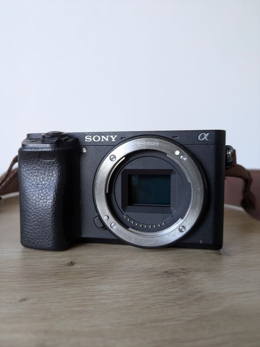 Sony a6300 Дигитална Камера в Отлично Състояние Перфектна за Видео | 4 Батерии, Аксесоари