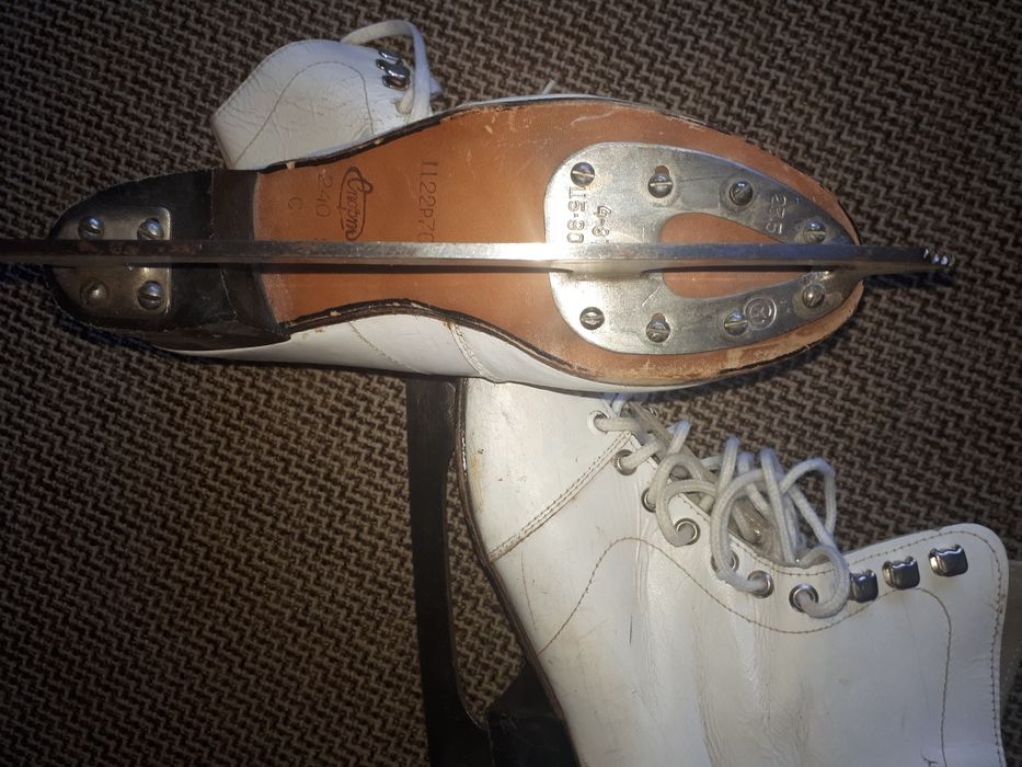 Продам женские коньки