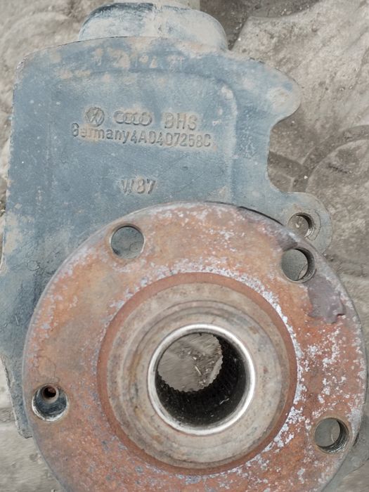 Поворотный кулак от AUDI C4 1996