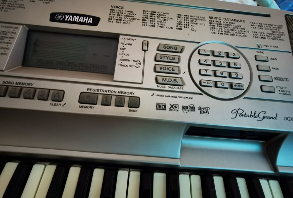 Синтезатор YAMAHA DGX-300 Portable Grand