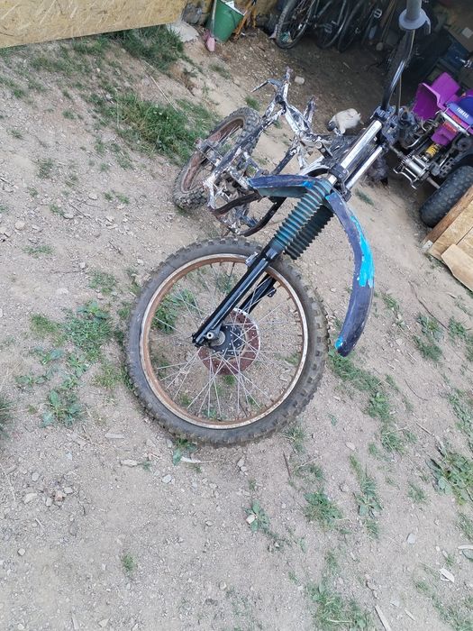 Vând sau schimb cu anvelope de ATV seria 21x10-8 cadru de aprilie 50cc