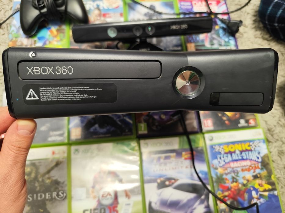Vând x box Xbox 360 cu senzor kinect