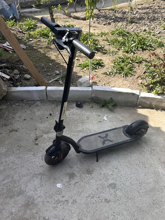 Vand trotineta electrica cu led uri si bluetooth
