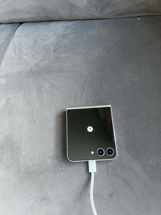 Samsung Galaxy Z Flip 5 – ecran int defect / ecran ext funcțional