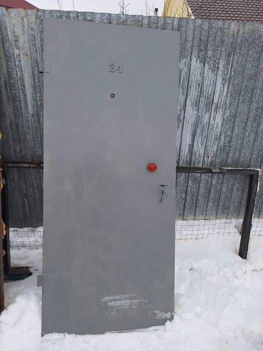 Продам входную железную дверь