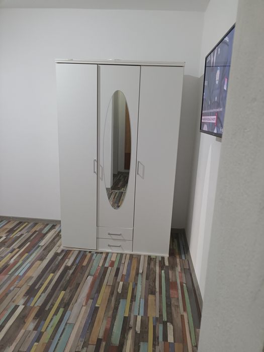 Ofer spre inchiriere garsoniera situata pe strada sovata  etajul 1