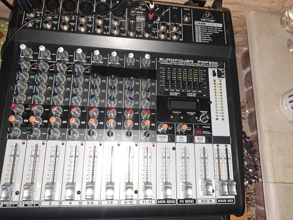 Усилвател Behrlinger с вградени ефекти