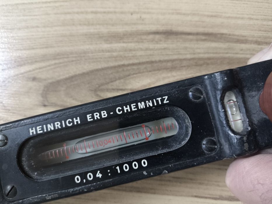 Два машини силно чувствителни нивелира с голяма точност