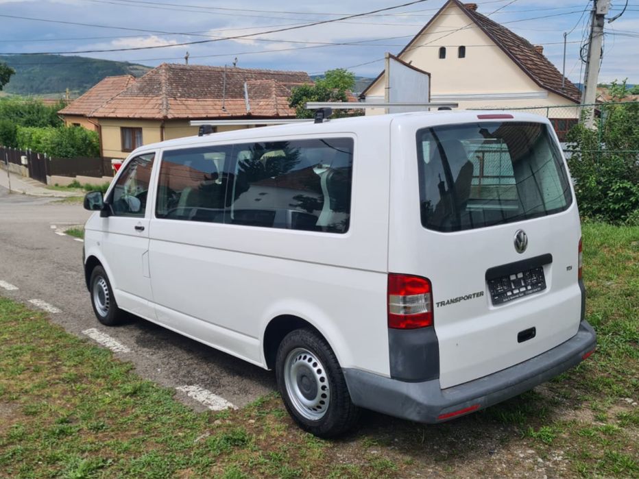 Volkswagen Transporter T5 model lung 8 locuri  140 CP
