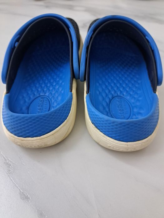 Продам 2 пара crocs .кроксий детский