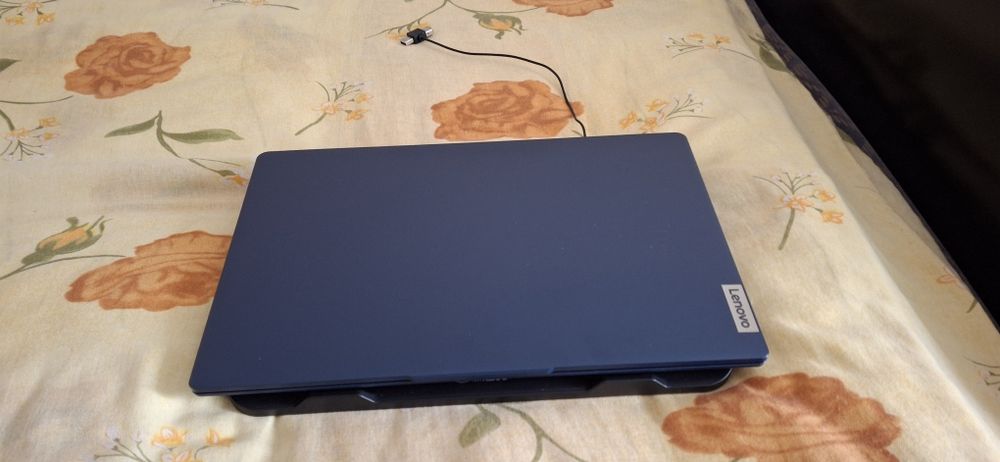 De vânzare Laptop Lenovo în garanție ,Windows instalat ,intercooler inclus