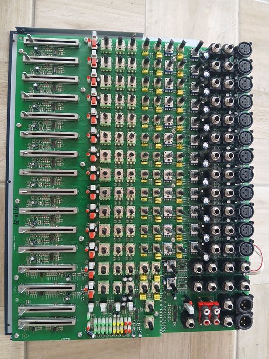 Mixer soundcraft epm12