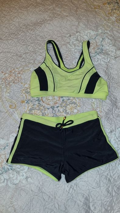 Продам купальники для девочек