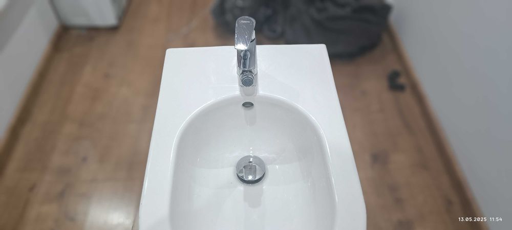 Две нови бидета, комплект със смесител.