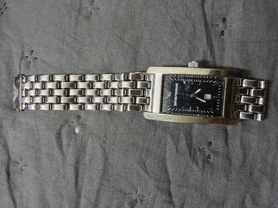 Часовник Армани запазен