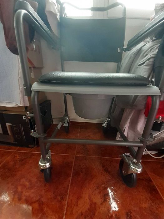 Scaun cu rotile si vas de toaletă