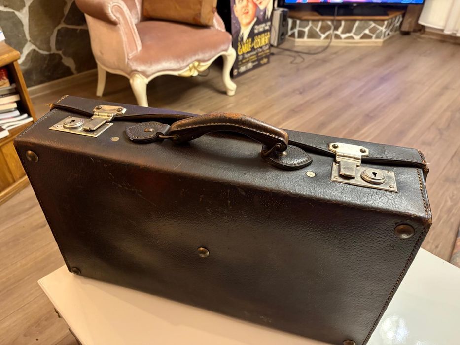Valiza din piele, antica