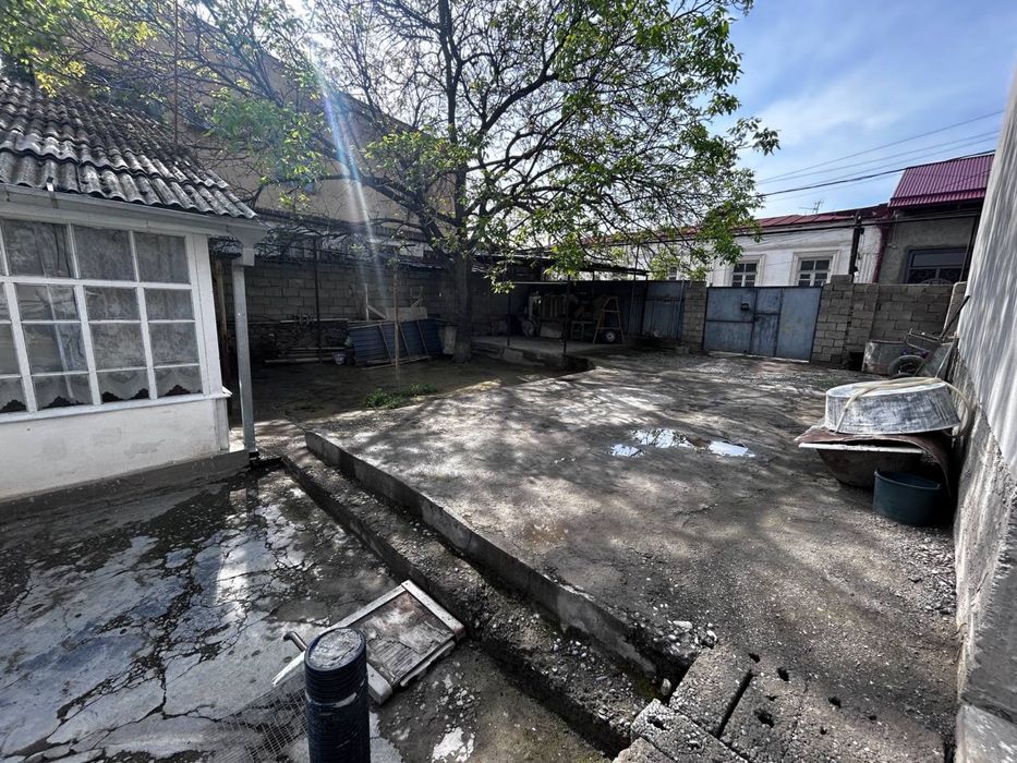 Шахар марказида ер нархида ховли жой сотилади.