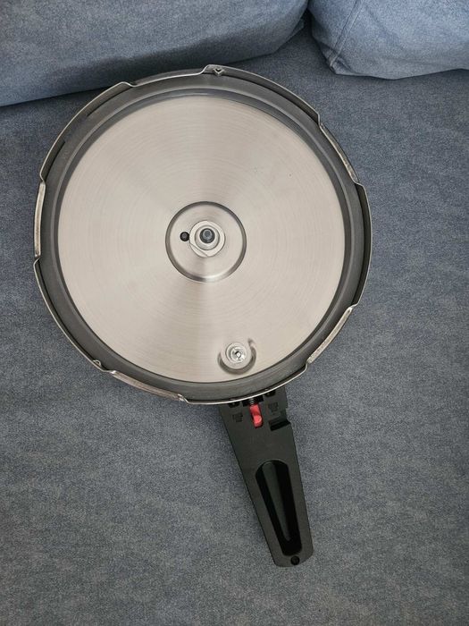 Неизползвана тенджера под налягане