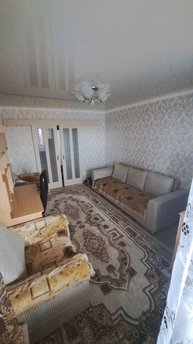 Сдам 2 ух комнатную  квартиру 4 микр .