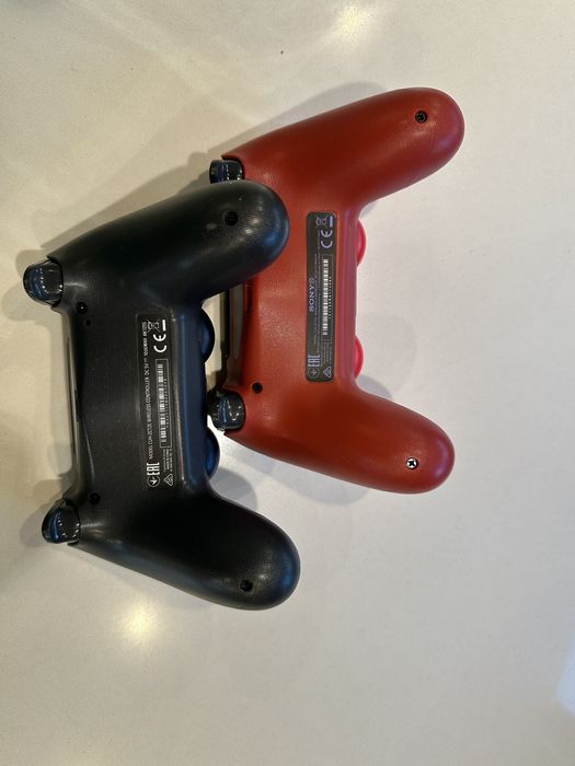 Doua Console Sony PlayStation 4 DualShock 4 controller.