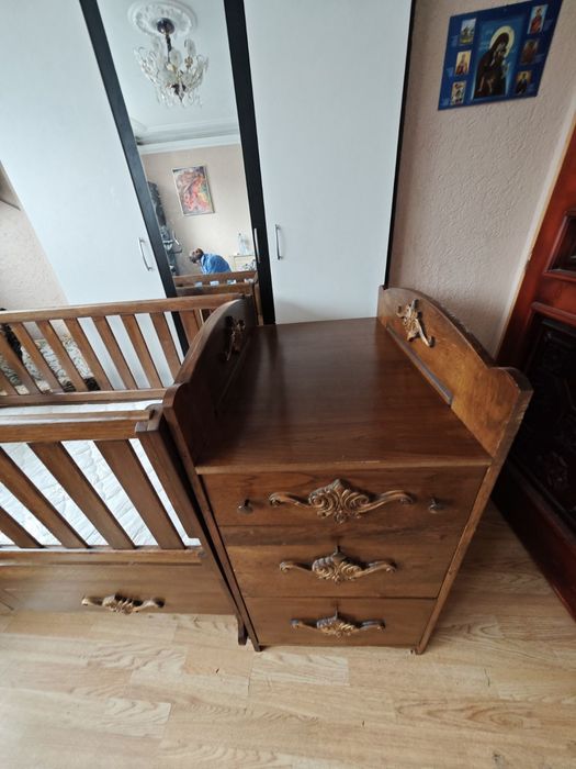 Бебешка кошара с шкаф за повиване  масивно дърво, правена по поръчка