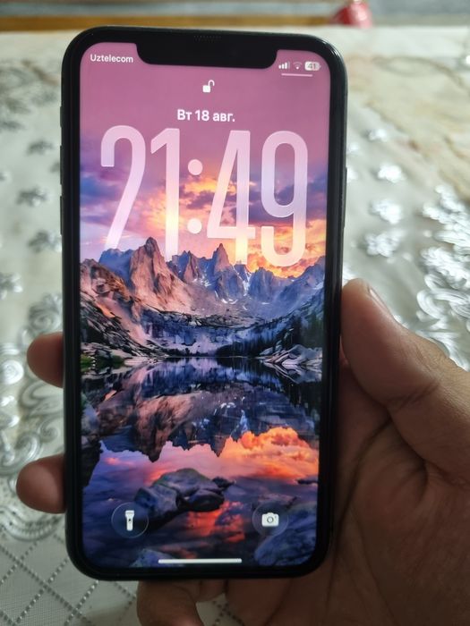 iPhone 11 128GB black. Samsung Galaxy S21 5G 256GB