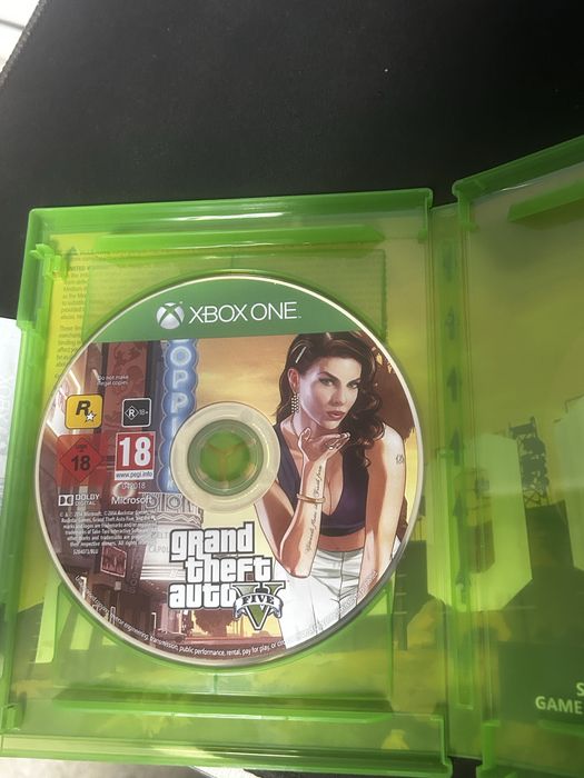 Xbox One S 512GB + GTA 5 + 2 контролера