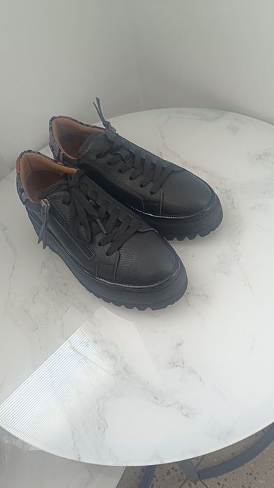 Продам новые кожаные ботинки 40 размер